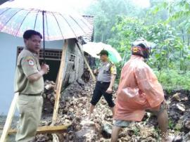 RUMAH PAK JOYO PASER TERTIMBUN TALUD