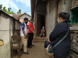 Lurah Tepus Bersama Puskesos Selaras, Sambangi Beberapa Warga Isolasi Mandiri