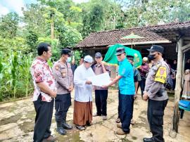 Penyerahan Akta Kematian Mbah Kromo Setiko di Tegalweru