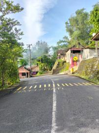 Pemasangan Petunjuk Jalan Tikungan Tajam Oleh Karang Taruna Dongsari