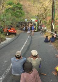 Tak Kuat Menanjak, Sebuah Truk Dump Terguling di Tanjakan Towati