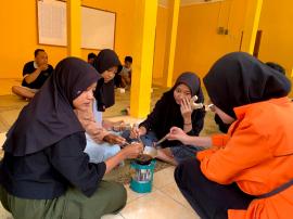 Ormawa HMPS PGSD dari UAD Melakukan Pelatihan Membatik Ketapel Di Padukuhan Pakel