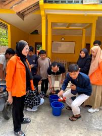 Kolaborasi Karang Taruna Padukuhan Pakel dan Mahasiswa UAD dalam Kegiatan Membatik Ketapel