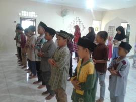 Dedikasi Santri: Belajar dan Berlatih Sholat di TPA Ar-Rasyid Dloko