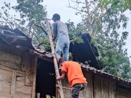 Tim FPRB Kalurahan Tepus Membantu Evakuasi Pohon Tumbang Yang Menimpa Rumah Warga 