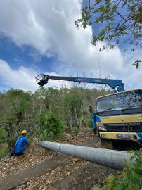 Perbaikan Tiang Listrik Yang Ambruk Akibat Terjadi Hujan Lebat Disertai Angin 