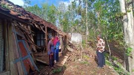 Kepala Jawatan Sosial Kapanewon Tepus Mengunjungi Lokasi Rumah Ngadiyo Yang Tertimpa Pohon