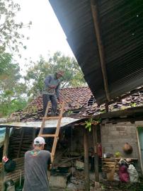 Warga Kanigoro Sigap Evakuasi Dini - Pohon Tumbang Menimpa Rumah Warga