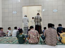 Suasana Spiritual Ibadah Sholat Tarawih di Mushola Baiturrahman Dongsari Tepus GK 