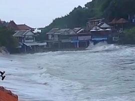 Gelombang Pasang Kisaran 4-5 M di Kawasan Pantai Selatan - Tingkatan Kewaspadaan 