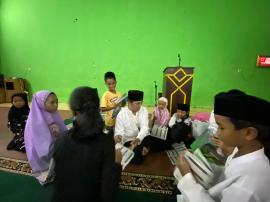 Lurah Tepus Berinteraksi Dengan Anak-anak : Kesan Pesan Pada Safari Tarawih 