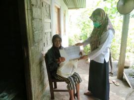 Penyerahan Dokumen Kartu Keluarga Bagi Warga Berkebutuhan Khusus di Pudak 
