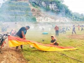 Pasang Umbul-umbul Sebagai Ornamen Tanda Perayaan Idul Fitri Sekaligus Hari Jadi Kalurahan 