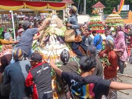 Meriahnya Rebutan Isi Gunungan Kirab Budaya Hari Jadi Kalurahan Tepus - Mencari Keberkahan 