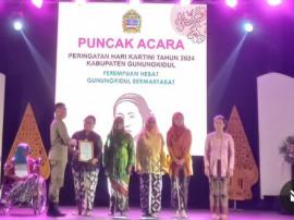 Salah Satu Sosok Kartini di Tepus Mendapat Penghargaan dalam Puncak Acara Peringatan Hari Kartini