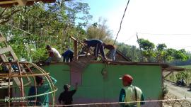 Warga Padukuhan Walangan Gotong Royong Memperbaiki Rumah Mbah Sodrono 