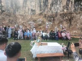 Lurah Tepus Menghadiri Nikah Bareng di Heha Stone Valley