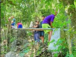 Warga Padukuhan Kanigoro Tepus Gotong Royong Pindahkan Pipa PDAM