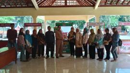 Penyerahan Simbolis Booth UMKM oleh Lurah Tepus