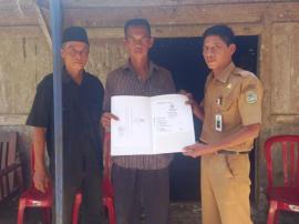 Penyerahan Akta Kematian oleh Dukcapil Gunungkidul kepada Ahli Waris di Padukuhan Pacungan