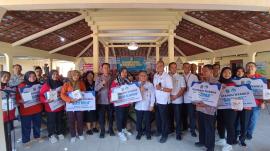 Pemkal Tepus Serahkan Tensi Meter untuk 5 Posyandu Remaja