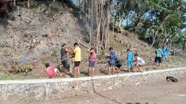 Kerja bakti Warga Padukuhan Persiapan Pengambilan Video Film Kampung Permainan Tradisional