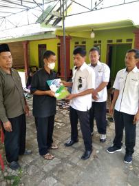 Penyerahan Akta Kematian kepada Keluarga Alm. Sagiyat oleh Petugas Dukcapil