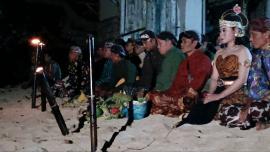 Tradisi Larungan Bulan Suro di Pantai Somandeng, Tepus