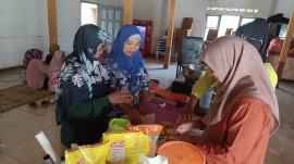 Hari Terakhir Pelatihan Wirausaha Pemula, Peserta Antusias Membuat Kue Carabikang dan Roll Cake