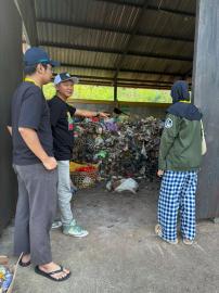 Kunjungan KKN UGM ke TPS3R Kalurahan Tepus, Pelajari Pengelolaan Sampah Berbasis Masyarakat