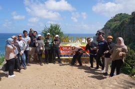 Hari Kedua di Dewi Kampus, Peserta Eksplorasi UMKM dan Jelajah Pantai Perawan