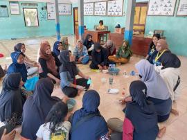 Pertemuan Rutin PKK Padukuhan Pudak : Olah Minyak Jelantah Jadi Sabun Cair Bersama KKN UGM