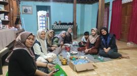 Volunteer Yayasan Ayo Mengajar Indonesia di Padukuhan Pudak