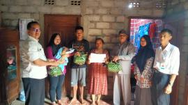 Lagi, Penyerahan Bantuan Paket Ayam Untuk Satu Keluarga Resiko Stunting di Kalurahan Tepus