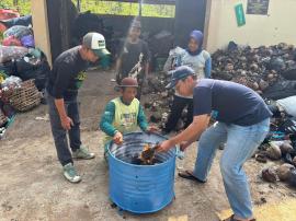 Serah Terima Tong Bakar Minim Asap dari KKN-PPN UGM di TPS3R Dadi Rejeki