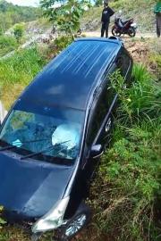 Diduga Sopir Mengantuk, Sebuah Mobil Terperosok Keluar Jalur di JJLS Trosau