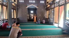 Pamong  Kalurahan Tepus Ikuti Sholat Jum'at di Masjid Jabal Nur Polsek Tepus