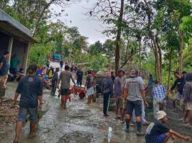 Warga Ngasem Gotong Royong Perbaiki Jalan Rusak