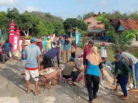Gotong Royong Warga Pudak Tambal Jalan Rusak dengan Batu Kapur