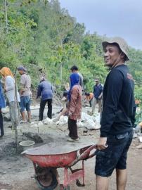 Warga Singkil Gelar Gotong Royong Pembangunan Jalan Corblok