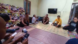 Sosial Kemasyarakatan : Lurah Tepus Beserta Pamong Menjenguk Ayah Bhabinkamtibmas yang Sedang Sakit