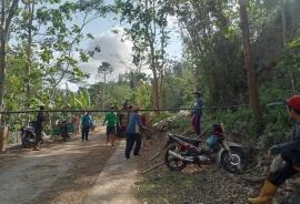 Jamaah Masjid An Nuur Pacungan Bergotong Royong Siapkan Alat Perbaikan Menara Masjid