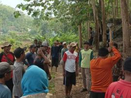 Kerja Bakti Pelebaran Jalan Menuju TPU Padukuhan Pakel