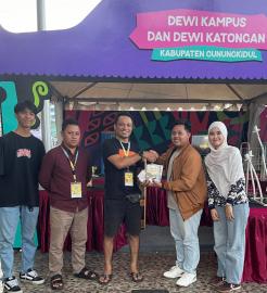 Mahasiswa AKMR TV Jakarta Serahkan Hasil Ujian Akhir Berupa Film Dokumenter kepada Desa Wisata Tepus