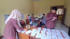 Siswa PKL SMKN 1 Tepus Bantu Persiapan Penyaluran Bansos CPP di Kalurahan Tepus