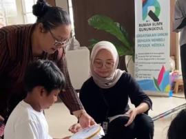 Pengelola Batik Klangenan Ikuti Demo Membatik di Hotel Santika Gunungkidul