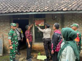 Lurah Tepus Ikuti Penempelan Stiker Serentak di Padukuhan Dongsari