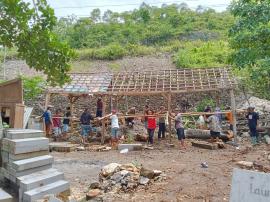 Pererat Silaturahmi, Warga RT 01 Trosari II Laksanakan Gotong Royong Bedah Rumah Pak Astra