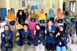 KKN Politeknik LPP Yogyakarta Serahkan Bibit Tanaman Keluarga kepada 104 KK di Padukuhan Dongsari