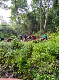 Gotong Royong Warga Singkil Bersihkan Pemakaman Alas Bedilan